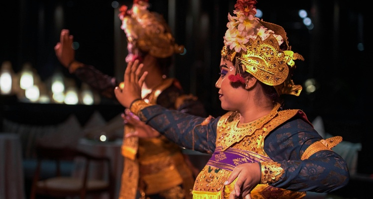 Ubud village tour e spettacolo tradizionale con cena 